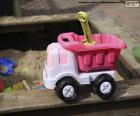 Arazi ile oynamak için güzel bir oyuncak kamyon